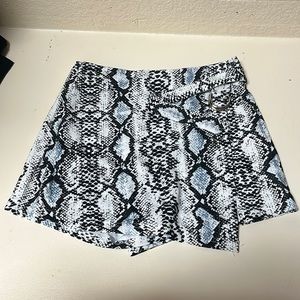 Wdirara gray snakeskin shirt shorts size small